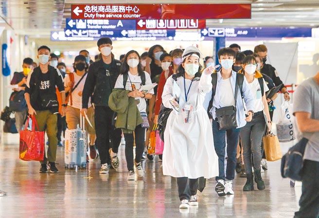 26日境外移入新增8例中有6例是來自緬甸的境外生。圖為教育部專人到入境管制區內集合境外生後，統一辦理入境檢疫手續。（陳麒全攝）