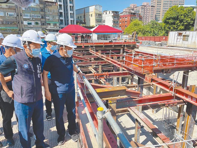 新北市长侯友宜26日上午9时许视察中和区佳和公园多目标综合大楼工程。（叶书宏摄）
