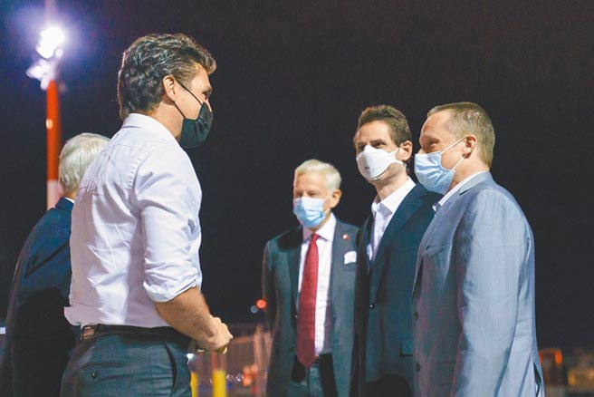 加拿大总理杜鲁道（左）25日前往卡加立国际机场，迎接获释返国的康明凯及史佩弗。（摘自加拿大总理杜鲁道官方推特）