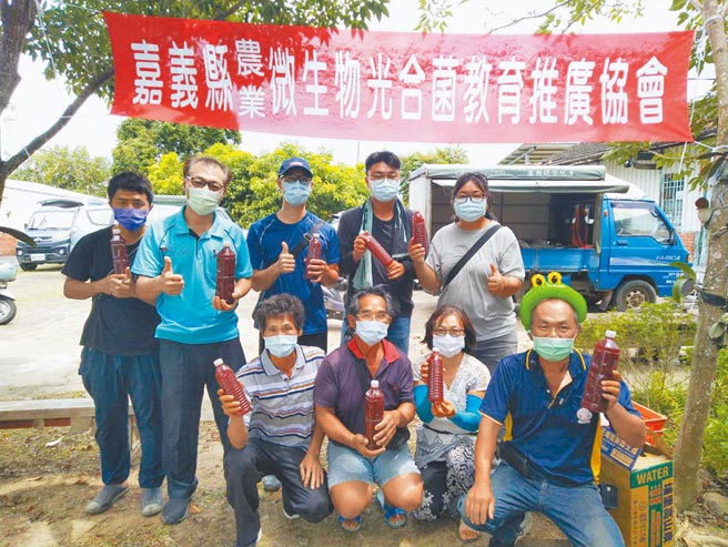 嘉义县草莓农李俊明有感于微生物运用在田间对农民、土地都有助益，号召40多位农民将于10月3日组成嘉义县农业微生物光合菌教育推广协会。（李俊明提供／张亦惠嘉县传真）
