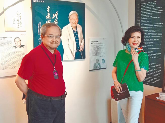 主办人张学孔（左）、女星白嘉莉参观李行导演纪念特展。（红心字会提供）