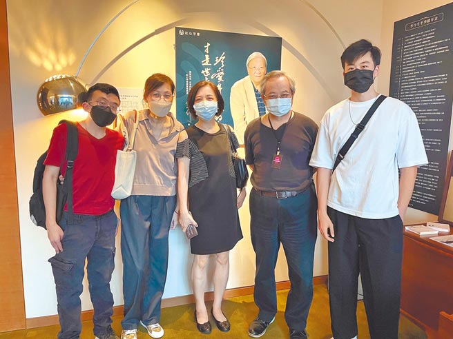 李行导演外孙（左起）、导演女儿李显顺、红心字会秘书长李显文、主办人张学孔、导演外孙一同看展。（红心字会提供）