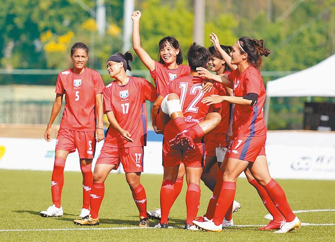 花蓮縣右翼卓莉萍（中）在上半場補時階段，攻破高雄市大門，興奮跳到隊友陳英惠身上慶祝。（李弘斌攝）