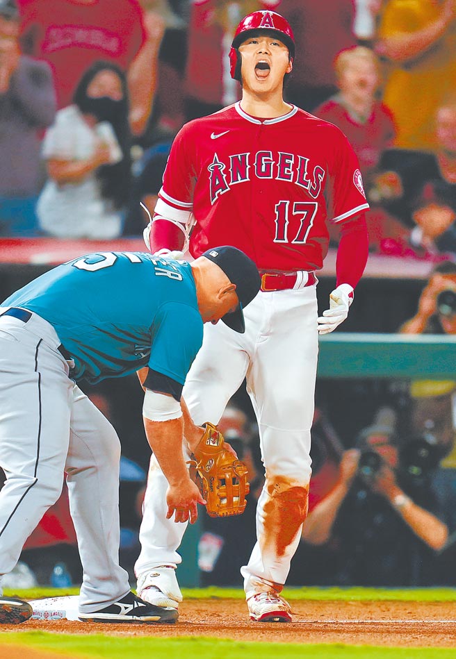 敲出三垒安打的大谷翔平狂吼庆祝。（路透）