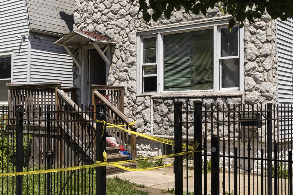 芝加哥警方封锁一间发生兇杀案的屋子。（图／美联社）(photo:ChinaTimes)