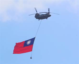 雙十國慶排練 陸軍吊掛史上最大國旗隨風飄揚好壯觀