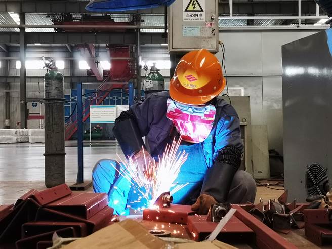 多数人想到高耗能产业的印象是「老大粗黑」，包括煤炭、大型钢铁、大型水泥等高能耗、高污染的国有企业，解决这些传统产业国企的问题，有着经济与社会的双重考量，未来还多了一个减碳问题。（图／中新社）