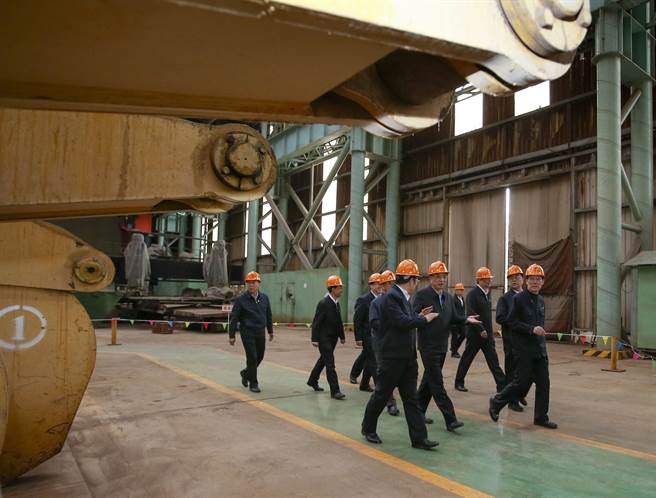 传统高耗能产业的产能去化与转型是极为重要的工作，图为中共国务院总理李克强(前排中)在山东考察济南钢铁公司去产能的实施状况。（图／中新社）