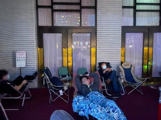 國民黨立法院黨團書記長、立委陳玉珍今日（28）早上5點18分，在臉書秀出照片，表示守在議場門前的7位民進黨立委都還在睡覺，讓她搶占議場門口「突襲成功」。（圖／取自陳玉珍臉書）