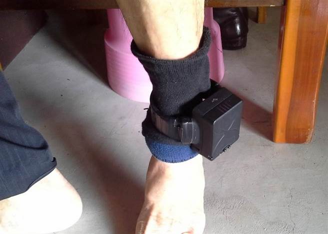 各地檢署採用電子腳鐐監控性侵假釋犯。（資料照）