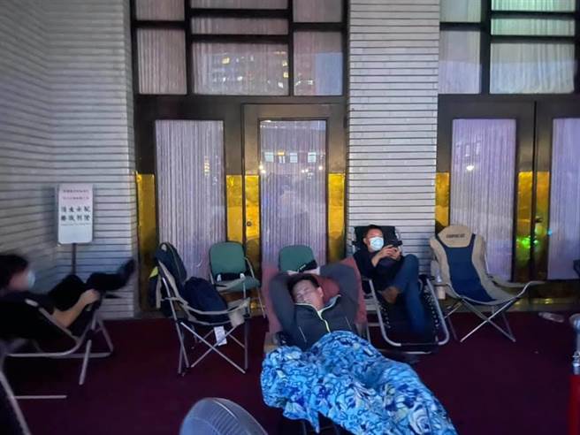 國民黨團書記長陳玉珍在臉書發文，早上5點18分強佔議場門口，突襲成功。（摘自陳玉珍臉書）