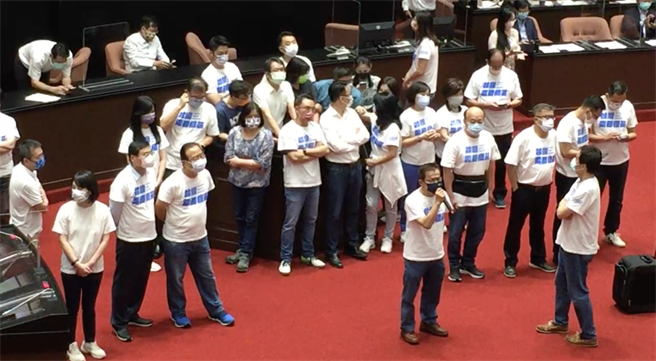 绿委占领发言台，蓝委将其团团包围。（取自赖士葆脸书）