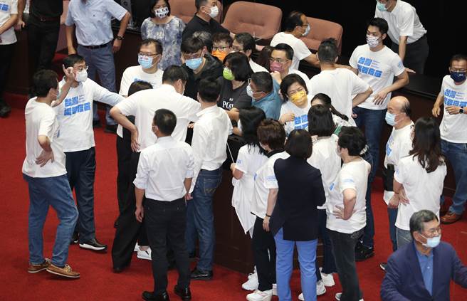 立法院28日院会邀请行政院长到院施政报告并备质询，国民党与民进党立委一早抢进议场大门攻占发言台。（姚志平摄）