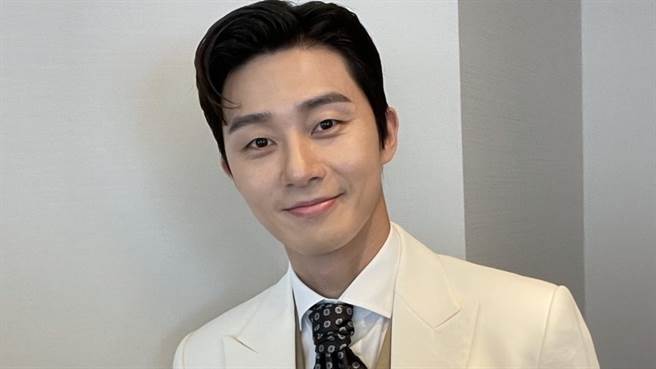 朴叙俊前往英国足球场观看球赛时，被拍到没戴口罩被骂翻。（图／IG@bn_sj2013）