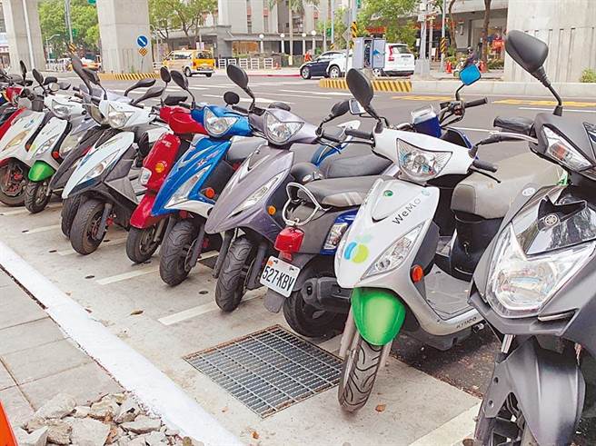 共享機車違規率與事故率都比一般機車高，市府要求業者建立黑名單管理機制。（本報資料照片）