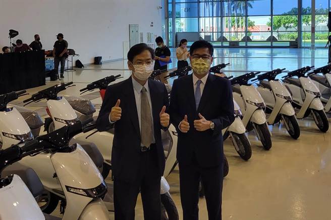 光阳工业执行长柯俊斌（左）以Ionex电动机车助攻高雄券，右为高雄市长陈其迈。（黄琮渊摄）