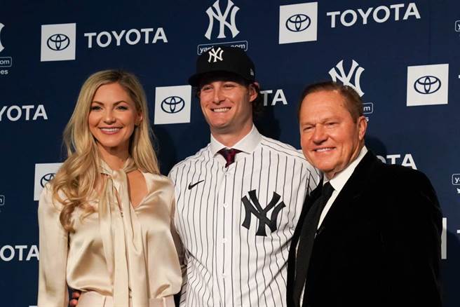 洋基投手寇尔(中)以及妻子艾咪(左)、经纪人波拉斯。（达志影像）