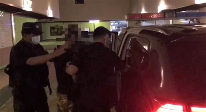 孙姓男子与女友日前到一家鸟松区汽车旅馆开房间吸毒，由于过了退房时间未退房，业者通报仁武警方到场查处。警方将孙男带回分驻所询问。（翻摄照片／林瑞益高雄传真）