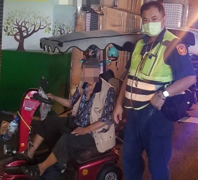 机灵的员警透过电动车上店家的联繫方式确认老翁身分，顺利护送老翁返家。（台中市太平分局提供／冯惠宜台中传真）