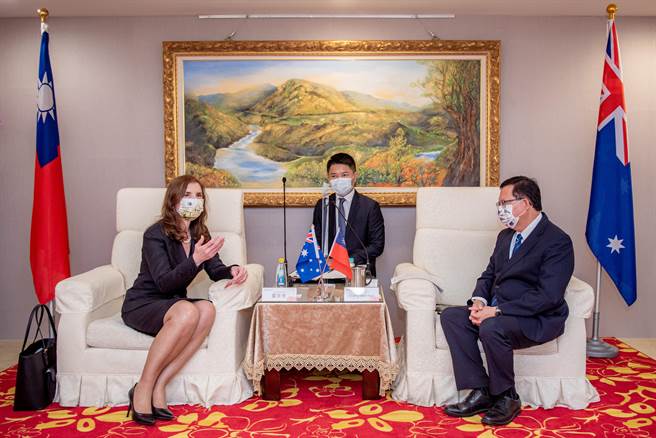 桃园市长郑文灿27日与澳洲办事处代表露珍怡会谈，趁机喊话盼澳洲支持台湾加入跨太平洋伙伴全面进步协定（CPTTP）。(秘书处提供／蔡依珍摄)