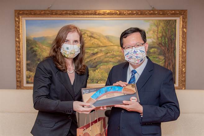 桃园市长郑文灿27日与澳洲办事处代表露珍怡会谈，趁机喊话盼澳洲支持台湾加入跨太平洋伙伴全面进步协定（CPTTP）。(秘书处提供／蔡依珍摄)