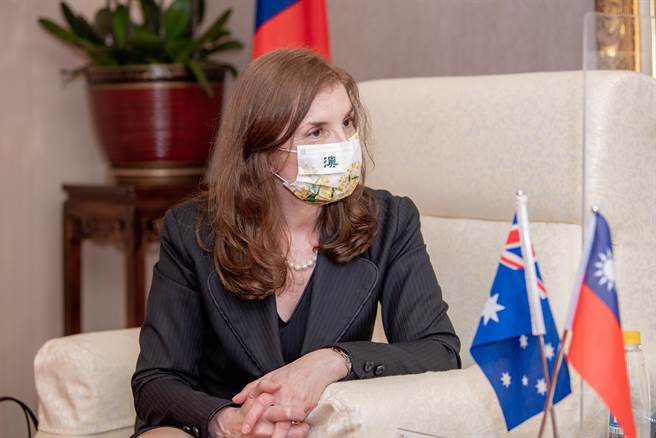 桃园市长郑文灿27日与澳洲办事处代表露珍怡会谈，趁机喊话盼澳洲支持台湾加入跨太平洋伙伴全面进步协定（CPTTP）。(秘书处提供／蔡依珍摄)