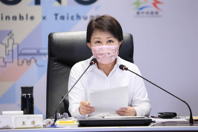 台中市長盧秀燕公布全市施打第1劑疫苗人數比例，已達53.33％，即100人中有53人打完第一劑。（盧金足攝）