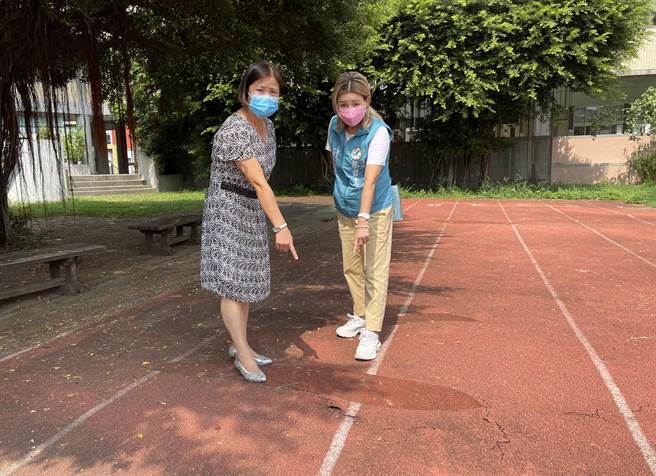 大德国中校长谢淑云（左）与立委庄敬程服务处一起会勘破损跑道。（立委庄敬程服务处提供）