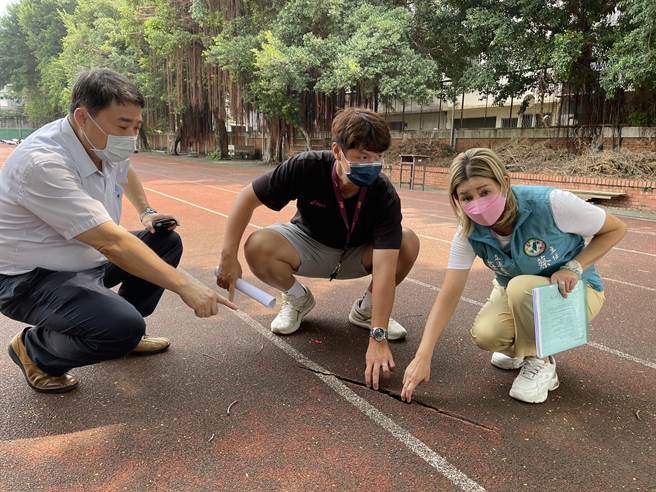 台中二中校长许耀文（左）与立委庄敬程服务处一起会勘破损跑道。（立委庄敬程服务处提供）