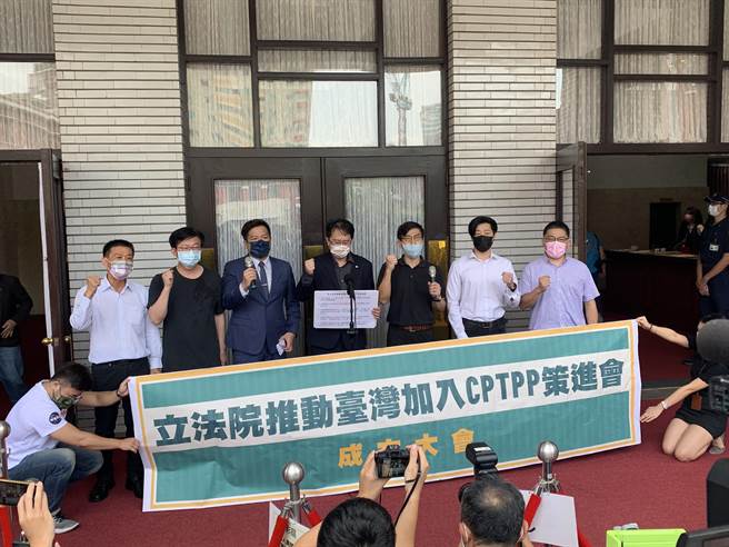 跨党派立委邱志伟、锺佳滨、郭国文、许智杰、邱臣远、邱显智、林昶佐今宣布组成「立法院推动台湾加入CPTPP策进会」，将积极游说各成员国的国会议长争取支持。（林缙明摄）