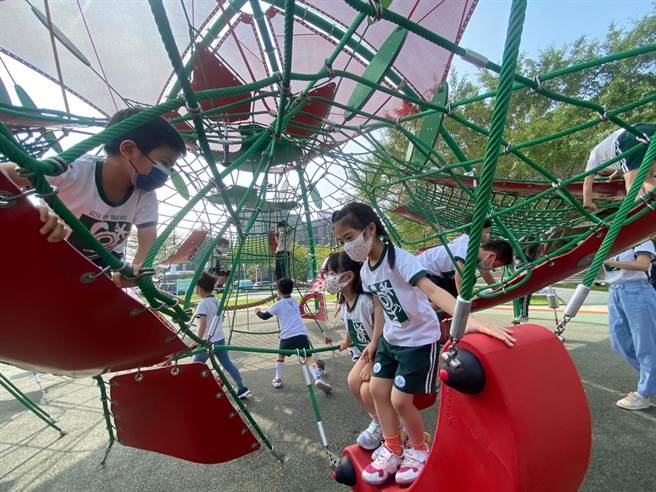 台中市即日起公園綠地觀光場域附設兒童遊戲場，涼亭，體健設施，恢復開放使用。（台中市府提供／盧金足台中傳真）