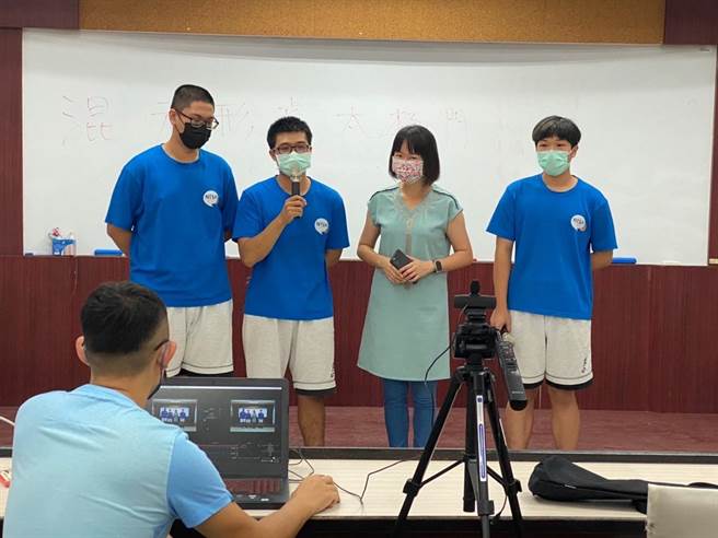 國立台東高級中學校長蔡美瑤在朝會直播中表揚得獎同學。（國立台東高級中學提供／蔡旻妤台東傳真）