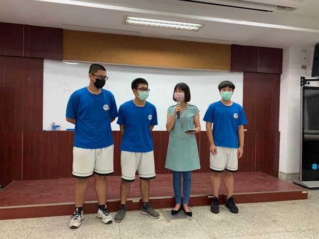 國立台東高級中學校長蔡美瑤在朝會直播中表揚得獎同學。（國立台東高級中學提供／蔡旻妤台東傳真）