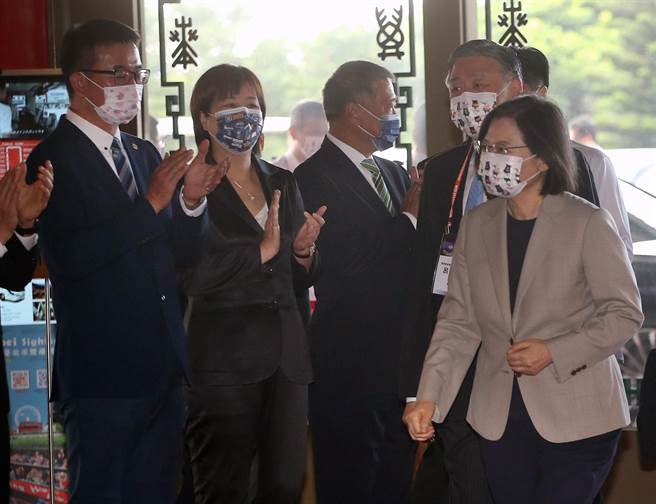 蔡英文总统（右）28日出席世界台商会年会暨理监事联席会议开幕典礼，受到会员代表热烈欢迎。（范扬光摄）