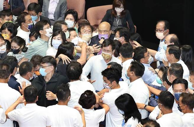 行政院長蘇貞昌28日前往立法院施政報告並備質詢，遭國民黨杯葛，蘇在藍綠立委拉扯中完成施政報告。（姚志平攝）
