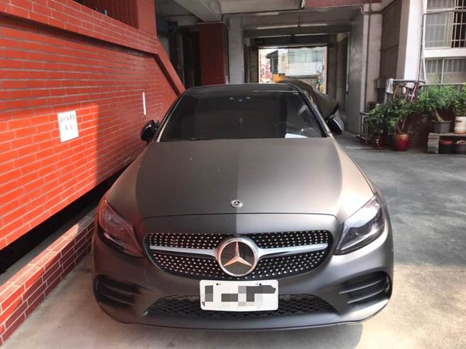 桥头地检署侦破一诈骗集团，查扣一辆宾士汽车。（翻摄照片／林瑞益高雄传真）