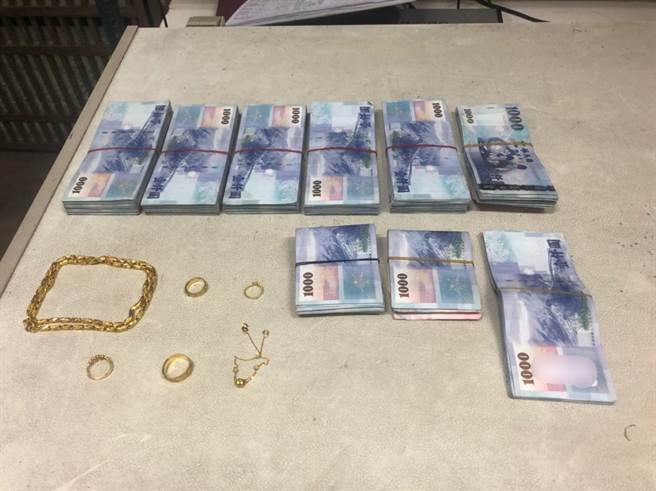桥头地检署侦破一诈骗集团，起出证物包含现金与金饰。（翻摄照片／林瑞益高雄传真）