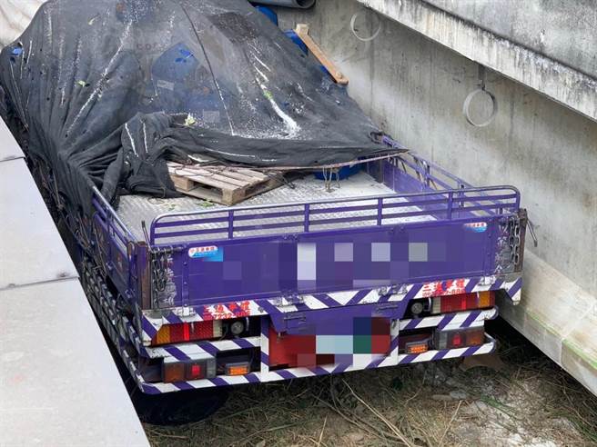 国道一号一辆大货车滑落边坡，2人受困被救出。(民眾提供／林欣仪台中传真)