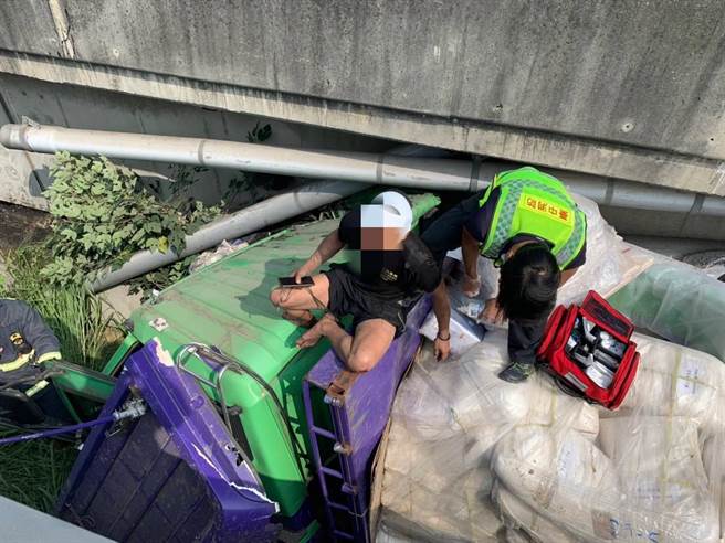国道一号一辆大货车滑落边坡，2人受困被救出。(民眾提供／林欣仪台中传真)