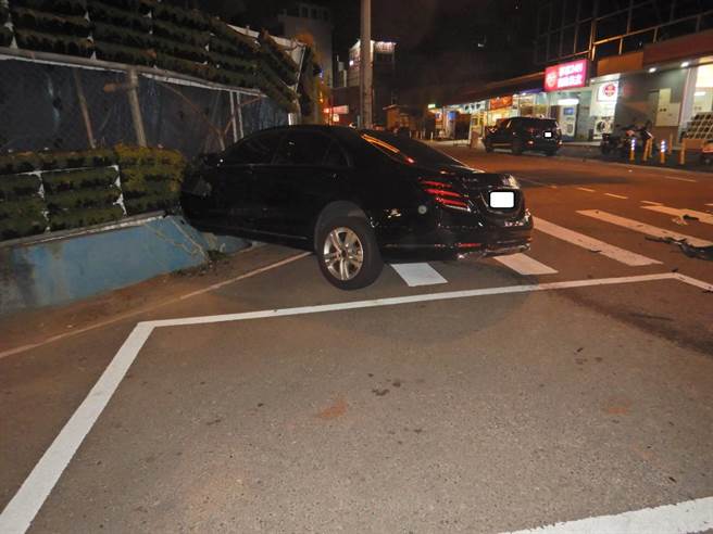 開賓士車的駕駛疑與其他車禍碰撞後，再衝墥路旁圍籬。（民眾提供／盧金足台中傳真）