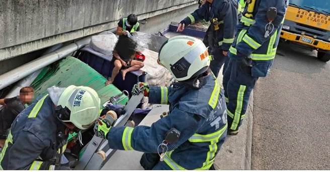 国道一号一辆大货车滑落边坡，2人受困被救出。(民眾提供／林欣仪台中传真)
