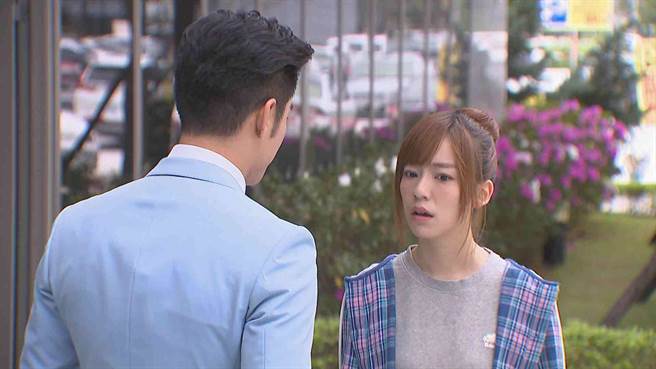 陈天仁与剧中姊夫周孝安对戏。（中视提供）