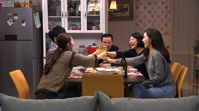 由蔡振南、杨丽音、周晓涵、林昀希、陈天仁等主演《必胜大丈夫》10月6日于中视上檔。（中视提供）