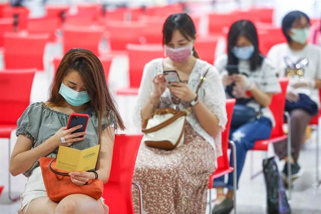 26岁男独爱莫德纳，至今打呒疫苗超崩溃。图为疫苗接种站的画面。（本报系资料照）