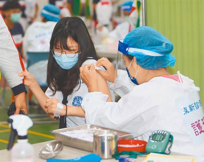 国内接种BNT疫苗，传出未稀释的施打事故，图非当事人。（本报资料照）