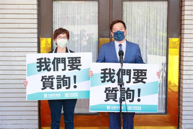 国民党团不满行政院提出的3＋11专案报告，今天再度占领议事台，导致议事瘫痪，蓝绿还一度爆发推挤衝突，民眾党团干事长蔡壁如痛批，行政院长苏贞昌要负起一切的责任。（民眾党团提供）