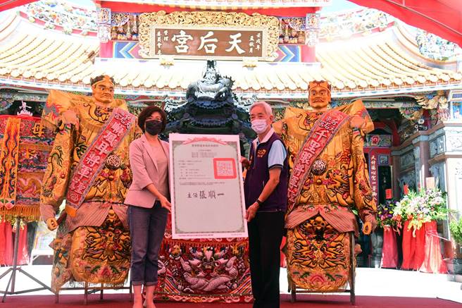 台东县长饶庆铃颁送土地权状，天后宫将可合法化。（庄哲权摄）