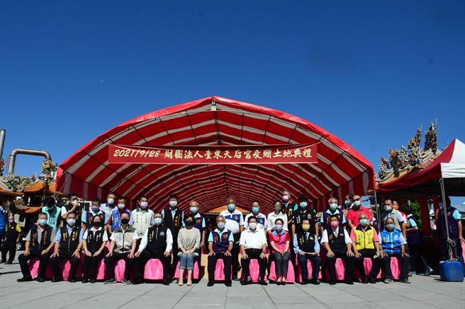 台东县长饶庆铃颁送土地权状，天后宫将可合法化。（庄哲权摄）