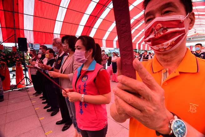 台东县长饶庆铃颁送土地权状，天后宫将可合法化。（庄哲权摄）