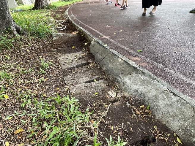 学校PU跑道老旧破损，潜藏危机，学生运动跑步时，一不小心可能发生跌倒受伤意外。（读者提供）